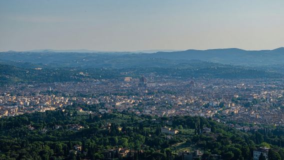Intorno alle colline di Firenze: tour in e-Vespa guidato dall'app + vino e cibo