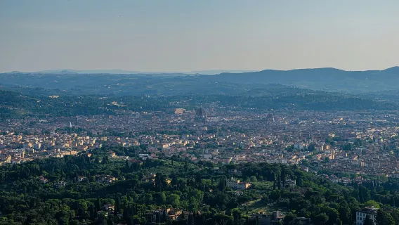 Rund um Florence Hills: App‑geführte E‑Vespa‑Tour + Wein & Essen