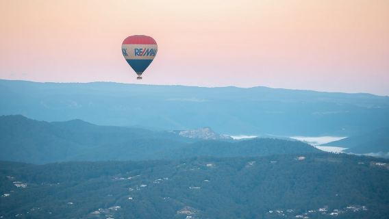 Melbourne centro|Volo in mongolfiera nella Yarra Valley con trasferimento dal centro città|Colazione opzionale|Incluso certificato di volo