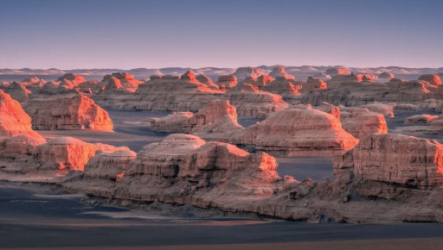 Частный дневной тур в Дуньхуан: перевал Юймэнь, Великая стена Хань и геопарк Ядань.