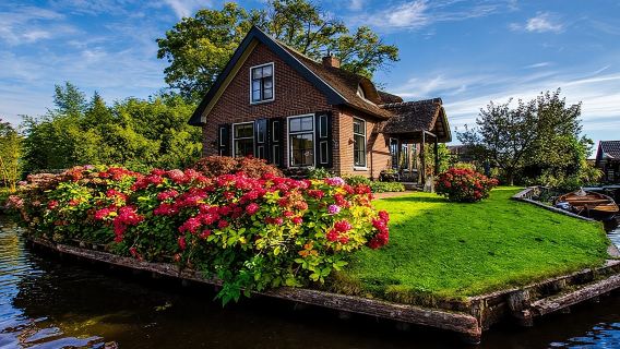 Giethoorn Guided Day Trip with Boat Ride from Amsterdam