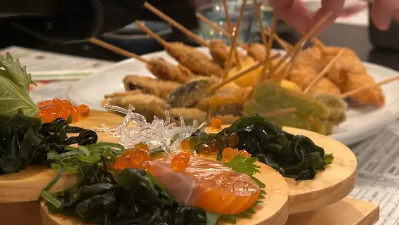 เพลิดเพลินกับอาหารมื้อค่ำสุดอร่อยกับคนท้องถิ่นในโอซาก้ายามค่ำคืน (แขก 6 ท่านหรือน้อยกว่า!)