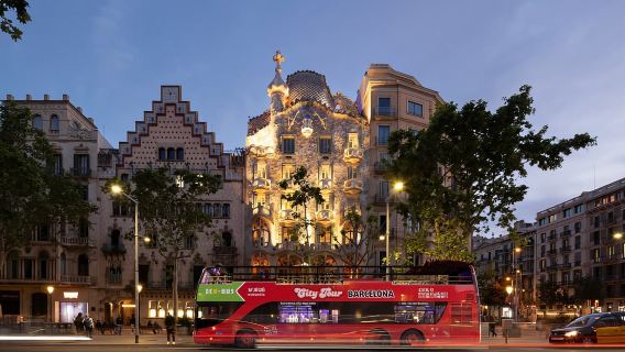Barcelona: Tour nocturno en autobús con guía en directo