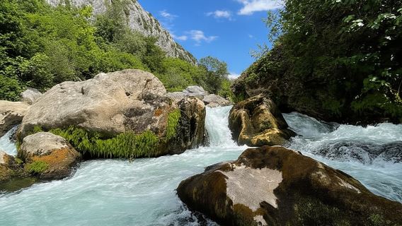Ab Split oder Omiš: Rafting, Klippenspringen und Höhlenerkundung