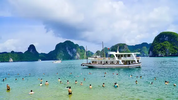 ハノイ発：ハロン湾日帰りツアー|カヤック＆ティトップ＆ジャグジー