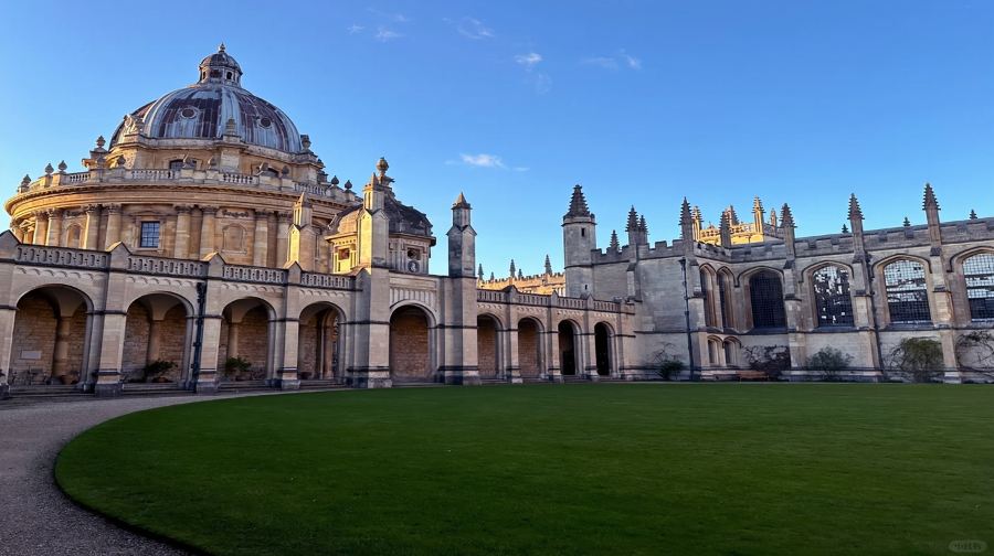 英國牛津大學Oxford包車一日遊倫敦來回中文司導上門接送