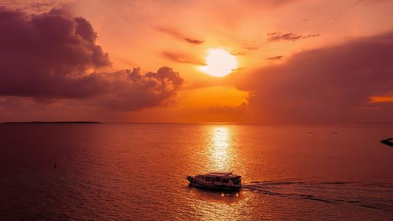 Pelayaran matahari terbenam dari RIU Atoll dan RIU Palace Maldivas