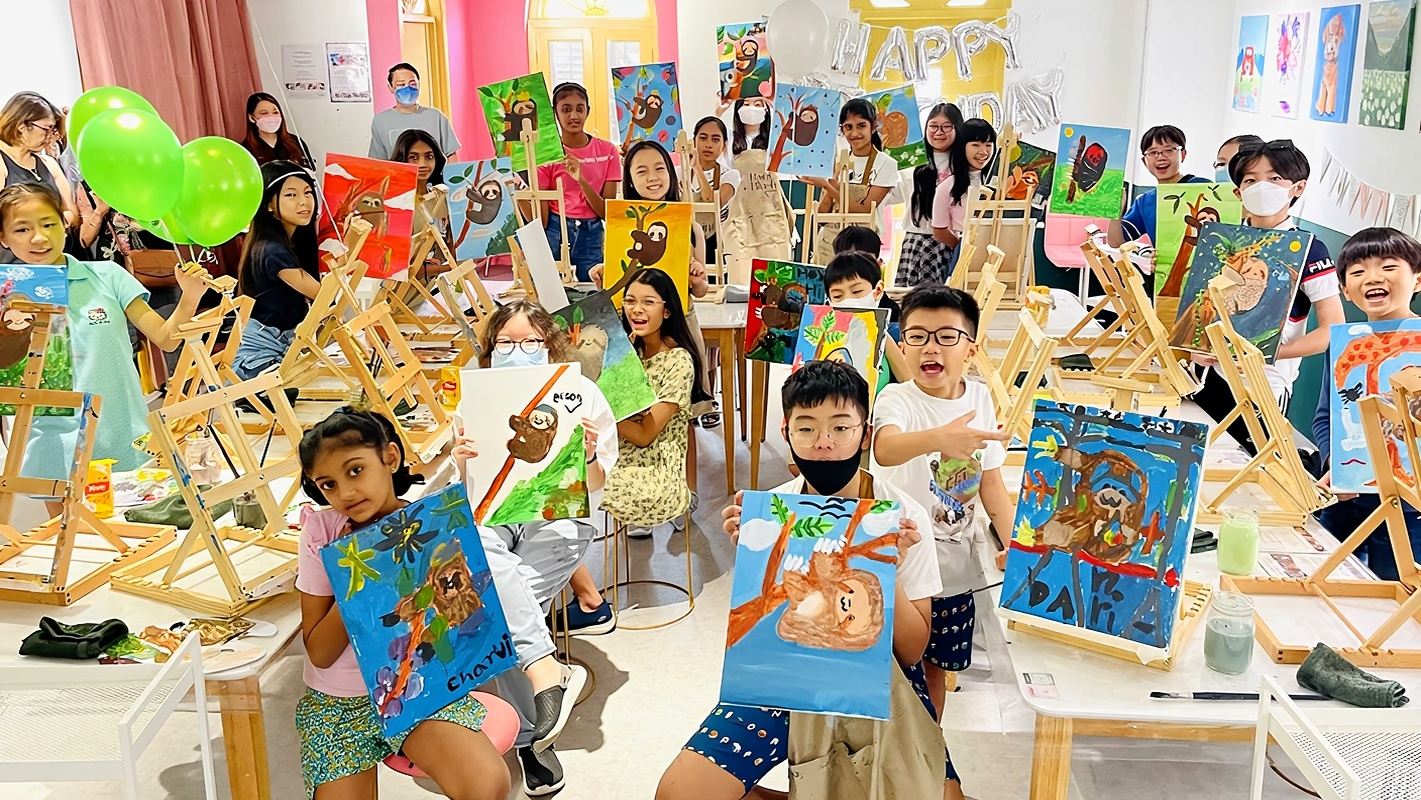 Весёлый семейный мастер-класс по рисованию в Сингапуре от PaintBlush Singapore