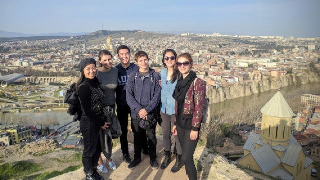 ทัวร์เดินชมไฮไลท์เมืองเก่าทบิลิซี พร้อมไวน์และของว่าง 10 รายการ