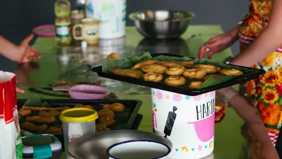 Elaboración de pan costarricense en Monteverde