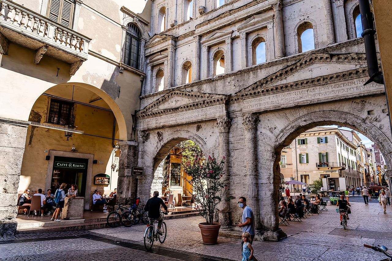 Verona Walking Tour: Access to the Arena