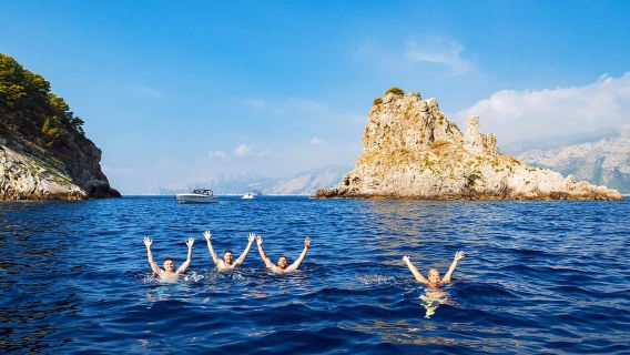 Tour in barca condiviso di 2 ore sulla costa sorrentina con sosta per nuotare