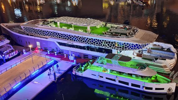 Croisière-dîner royale à Dubaï Marina - Mega Yacht Royale Lotus - Croisière-dîner