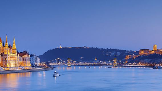 One hour Hen or Stag party boat-tour with free drinks