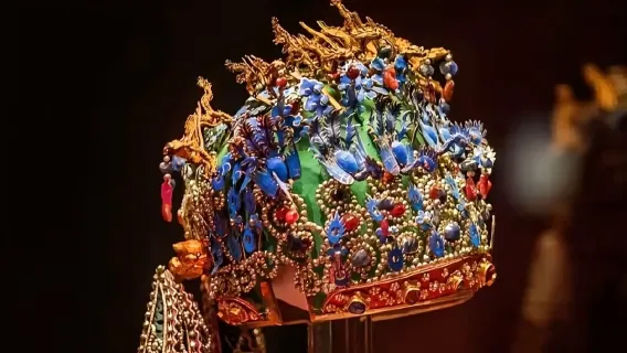 Enjoy the flowers along the way in Luoyang: Chinese, English and Russian guide: National Peony Garden + Museum EA