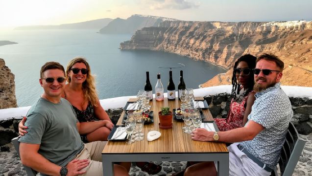 Vivi Santorini: Degustazione di Vini in Piccoli Tour Organizzati