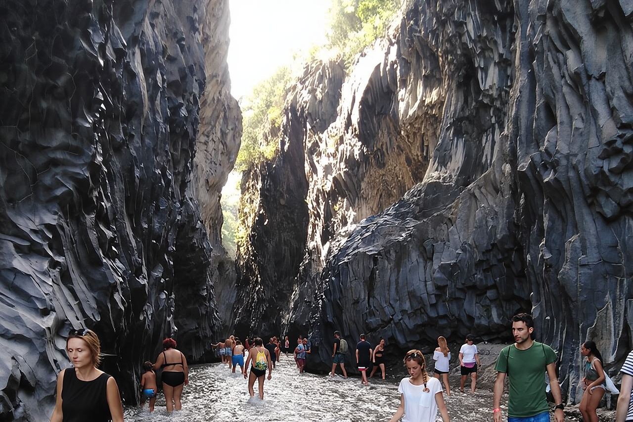 Tour privato gole dell'alcantara più visita al villaggio tipico