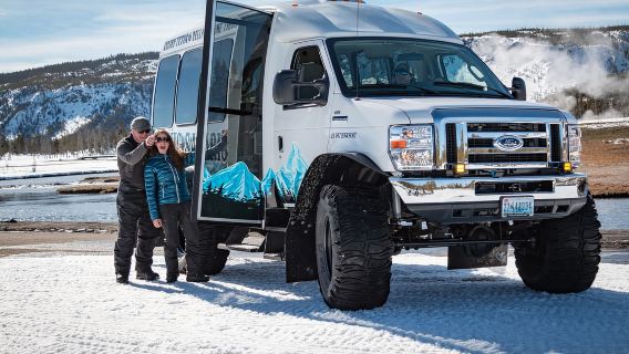 Jackson: Yellowstone Snowcoach Tour to Old Faithful