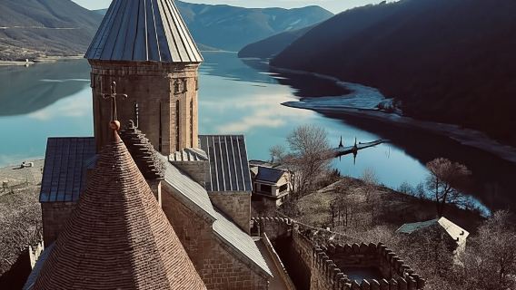 Dari Tbilisi: Tur Ananuri, Gudauri, dan Kazbegi dengan Pemandu