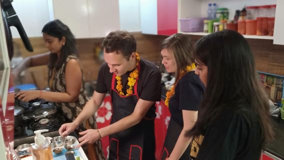 Delhi: Kelas Memasak AI dan Banyak Lagi di Rumah Keluarga Lokal