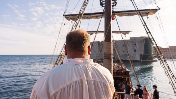 Dubrovnik: Crucero al atardecer en un galeón con guía y bebida
