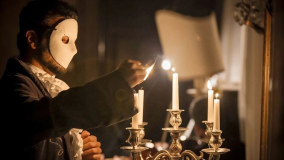 Venezia: Opera itinerante in un palazzo storico sul Canal Grande