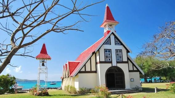 Excursión de un día con servicio de coche privado con conductor: Iglesia del Techo Rojo + Jardín Botánico Real + Port Louis + Colina de la Ciudadela en Mauricio