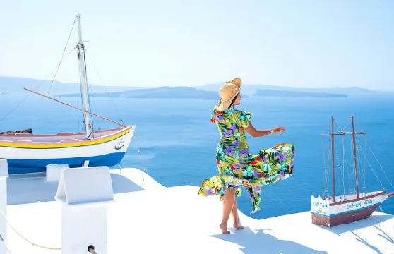 乘坐當地私人駕駛的車探索聖托里尼島