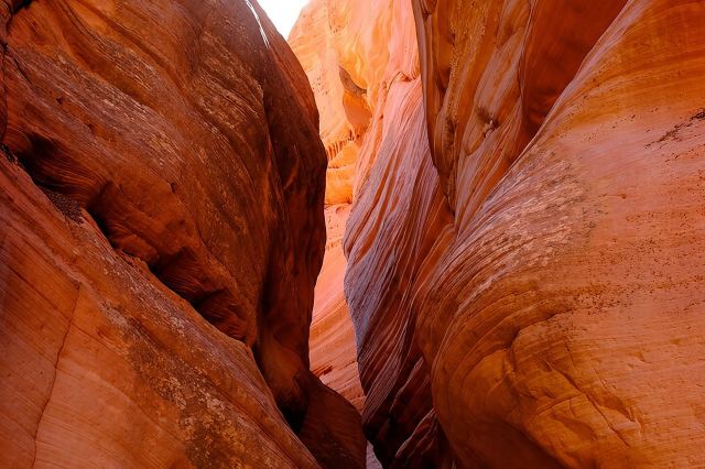 Surf sur sable et aventure en UTV dans un canyon étroit et mystérieux