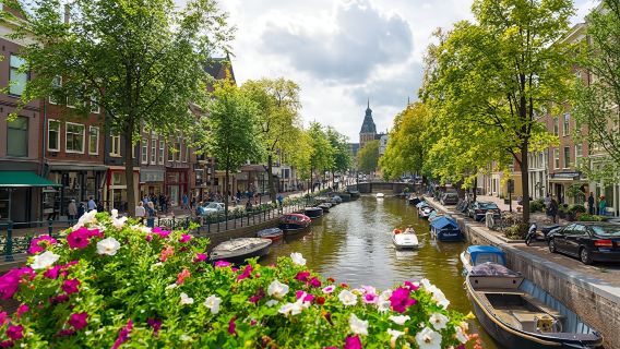 Deluxe private Amsterdam canal boat tour