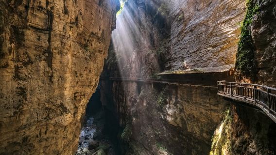 武陵山大裂谷＋816 核工程：峽谷奇觀與人力工程奇蹟一日遊