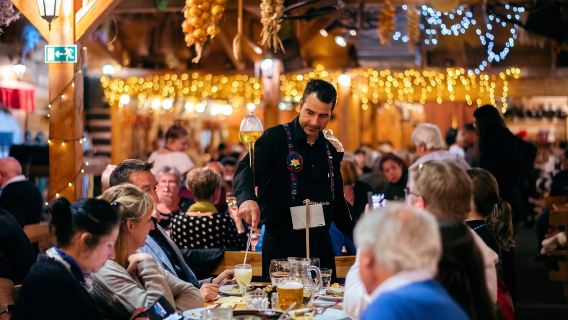 Praga: Noche de folclore en el jardín con menú tradicional