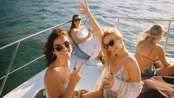 Lissabon: Mojito-Segeltour bei Sonnenuntergang auf einem Katamaran