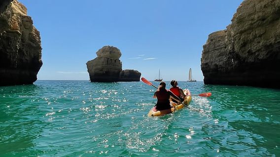 Albufeira: Recorrido en kayak por cuevas y playas secretas con parada para nadar