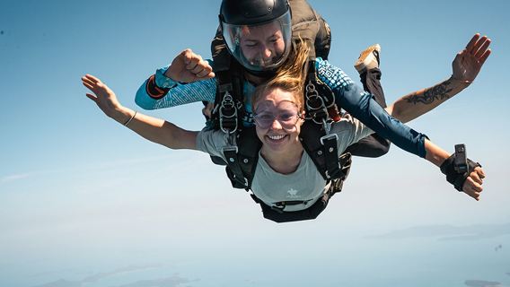 Viajes a Australia - Islas Whitsunday y Airlie Beach|Salto en paracaídas en la playa Whitehaven con traslado al hotel