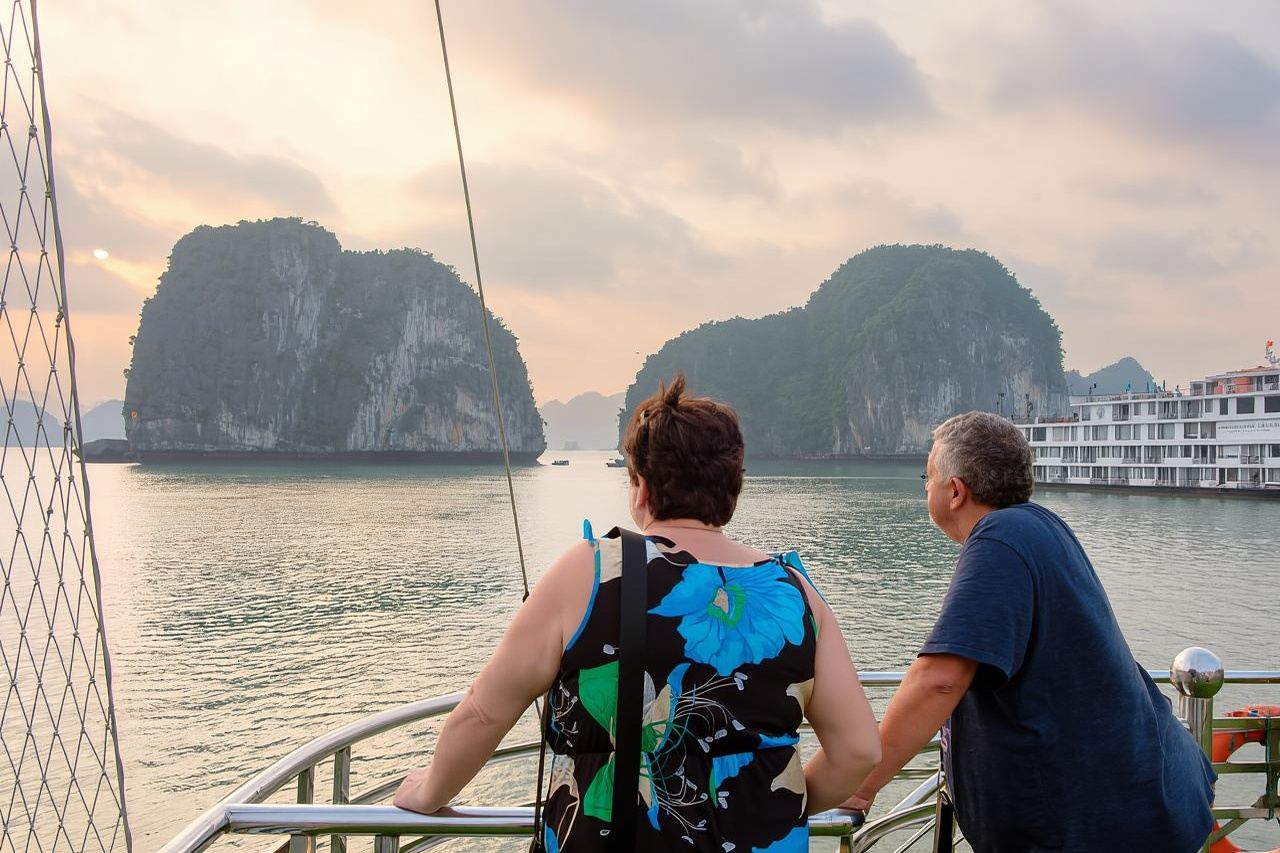 Baia di Halong: crociera di un giorno dal porto di Halong, escursione a terra