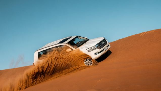 ดูไบ: ซาฟารีทุ่งทรายแดงยามเย็น, อาหารเย็นแบบบาร์บีคิว และการแสดงสด