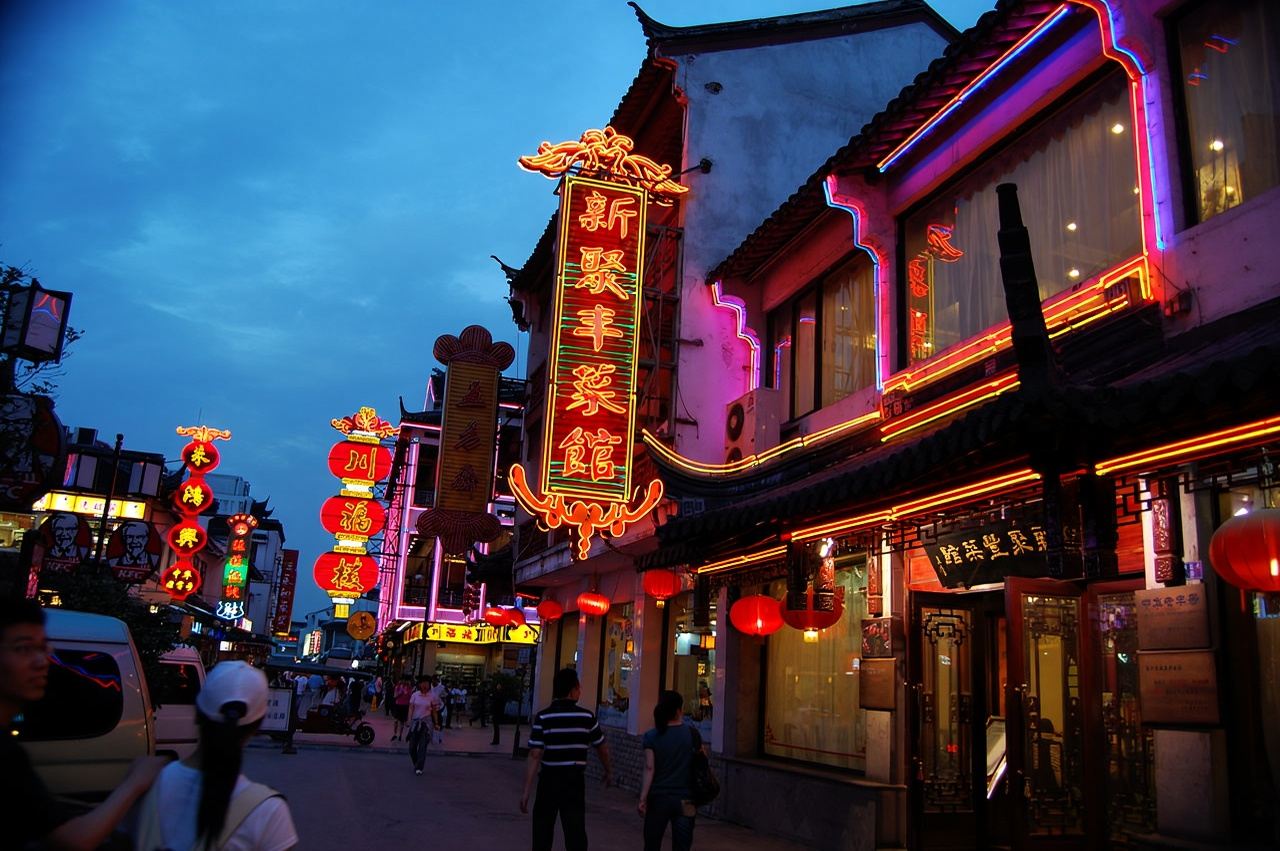 Suzhou Private Guided 1-Day Tour: Tiger Hill, Master of the Nets Garden, Canglang Pavilion, Panmen Gate, Guanqian Street