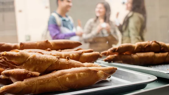 맛과 전통: 음식 시식과 함께하는 도보 도시 투어