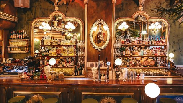 Small-group night sightseeing tour with drinks and food tasting in Athens