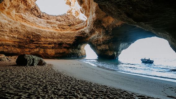 Экскурсия на лодке к пляжам и пещере Бенагил