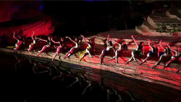 여선 아웃도어 뮤직 & 댄스 쇼(장가계시에서의 송영)