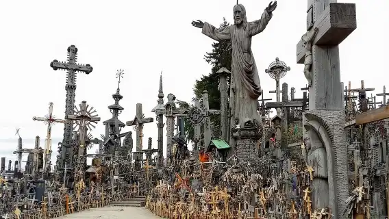 ทริปส่วนตัวจากวิลนีอุสไปริกา: เนินเขาแห่งไม้กางเขน พระราชวังรันเดล ปราสาทบาวสกา