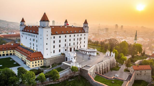 Big Castle Tour in Bratislava by Presporacik Sightseeing Vehicle