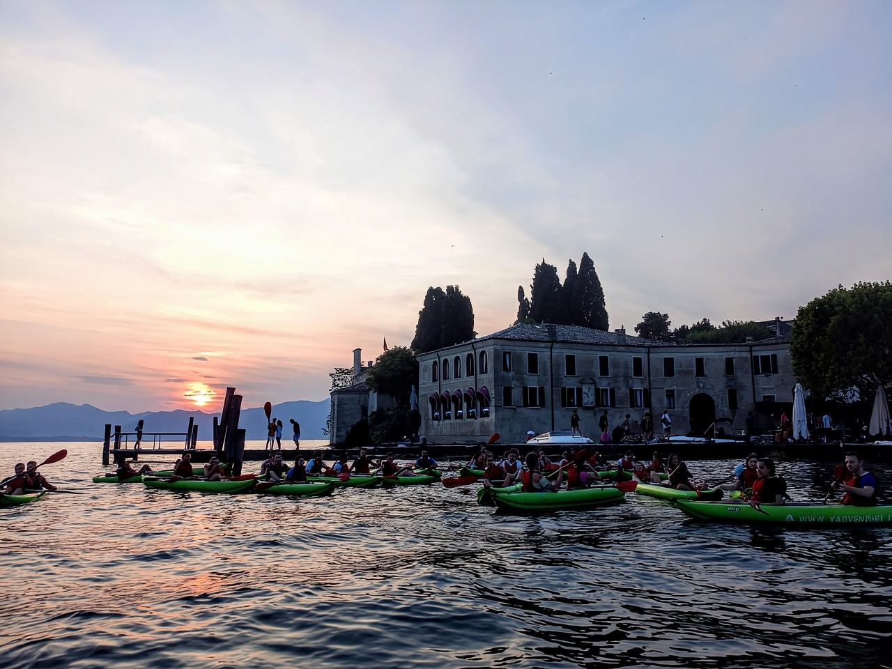 Lake Garda: Sunset Canoeing Tour to Punta San Vigilio