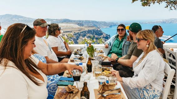 Fira: tour gastronomico guidato a piedi con degustazioni