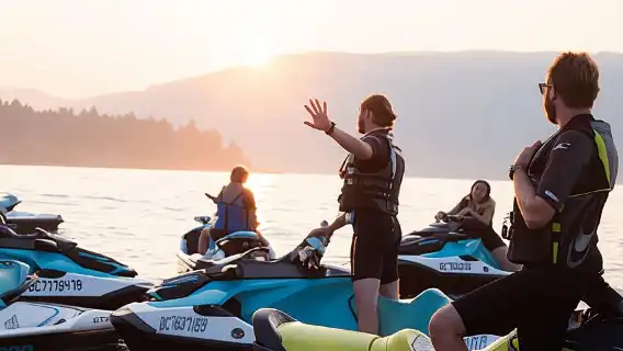 搭乘水上摩托車前往鮑文島,包括啤酒、葡萄酒、咖啡或冰淇淋