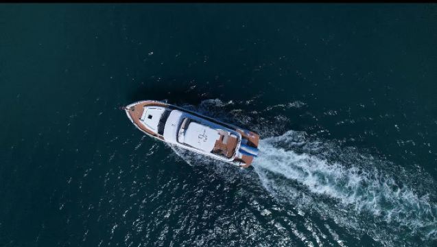 Passeio marítimo em iate de luxo