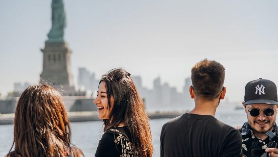 ทัวร์ชมเทพีเสรีภาพและเกาะเอลลิสพร้อมเรือเฟอร์รี่