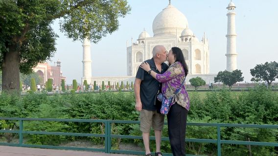 Von Agra aus – Warteschlangen umgehen: Taj Mahal & Agra Fort Tour mit dem Auto